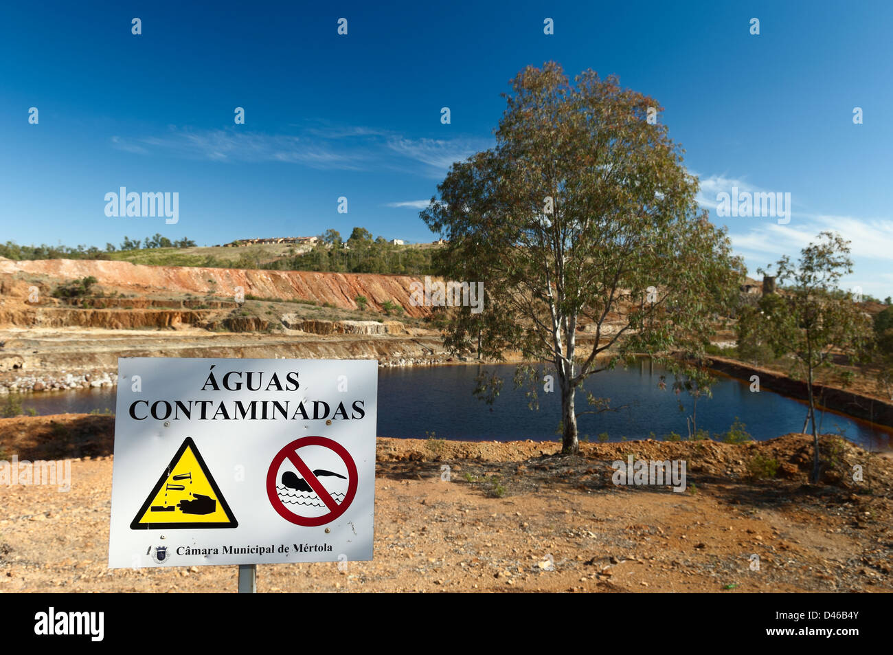 Panneau d'avertissement pour la contamination de l'eau à São Domingos Mine, une mine à ciel ouvert en Mertola, Alentejo, Portugal. Banque D'Images