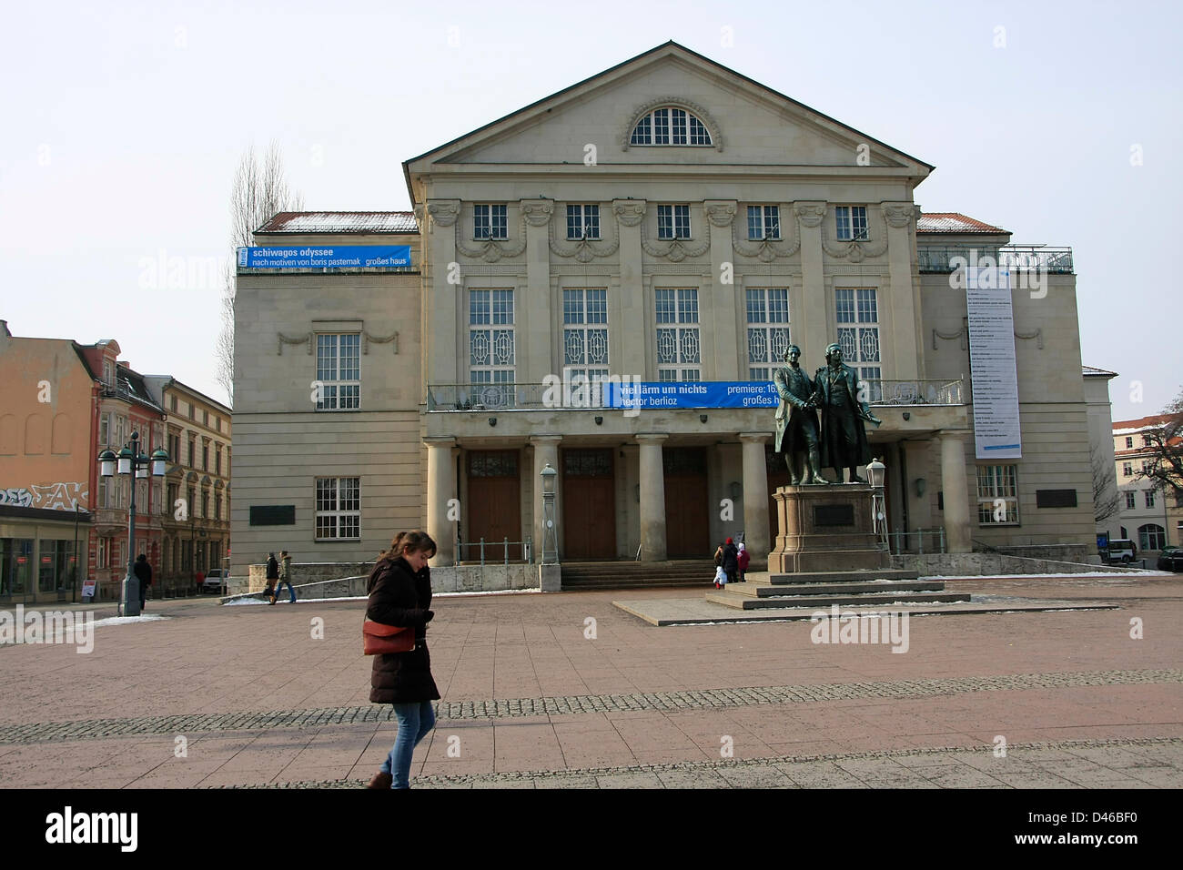 Au grand théâtre place de Weimar vous pouvez voir l'Allemand de style néo-classique avec le Théâtre National de Goethe et Schiller-monument. Photo : Klaus Nowottnick Date : 15 Février, 2013 Banque D'Images
