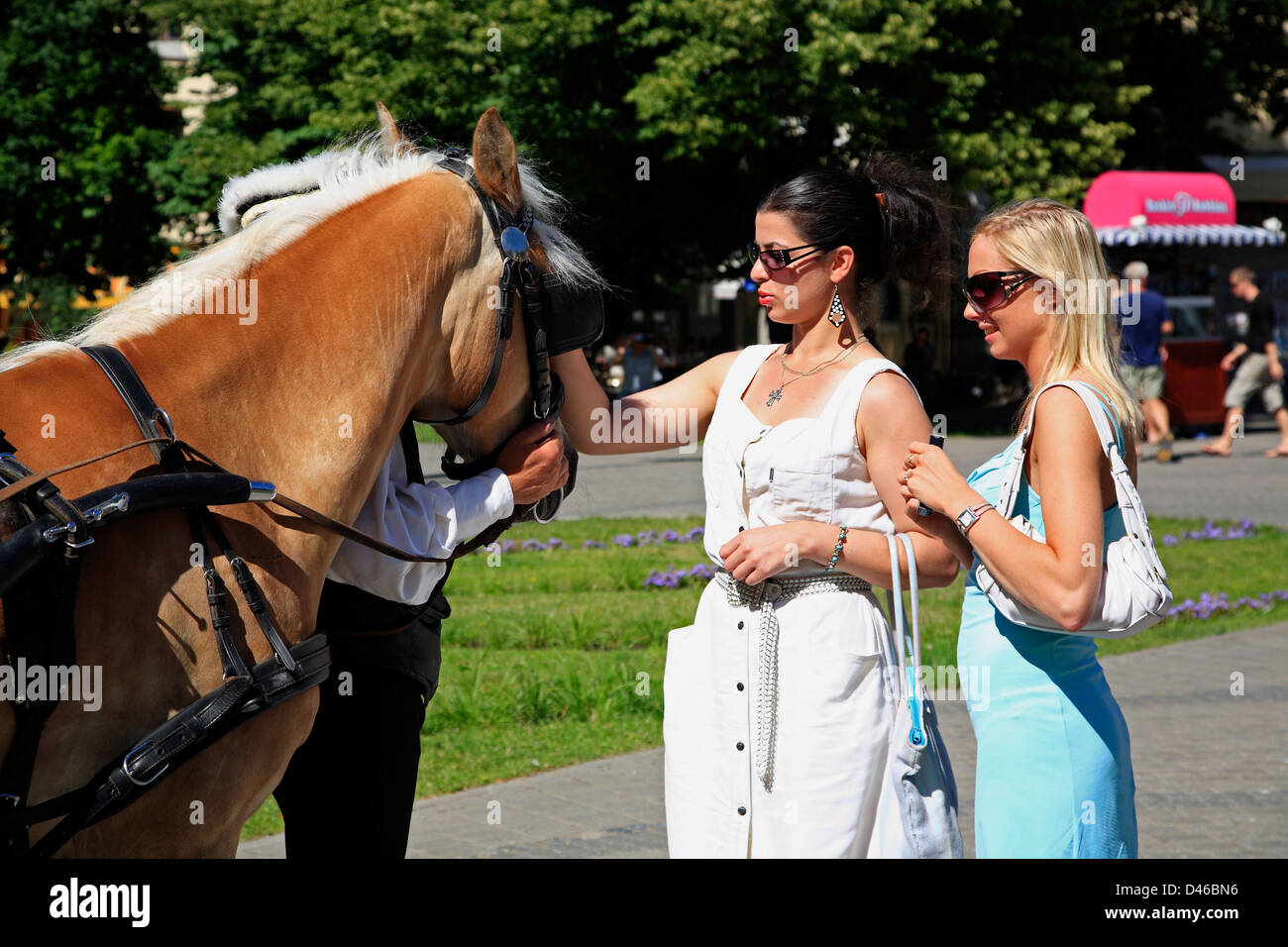 Touche une femme sur cheval Livu Laukums square Riga Lettonie Banque D'Images
