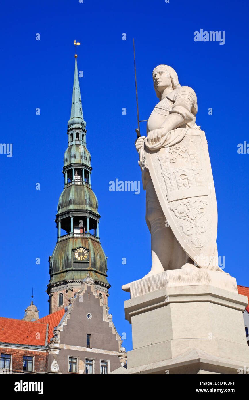 Roland Monument, Place de l'Hôtel de Ville, Église Petri dans l'arrière-plan, Riga, Lettonie Banque D'Images