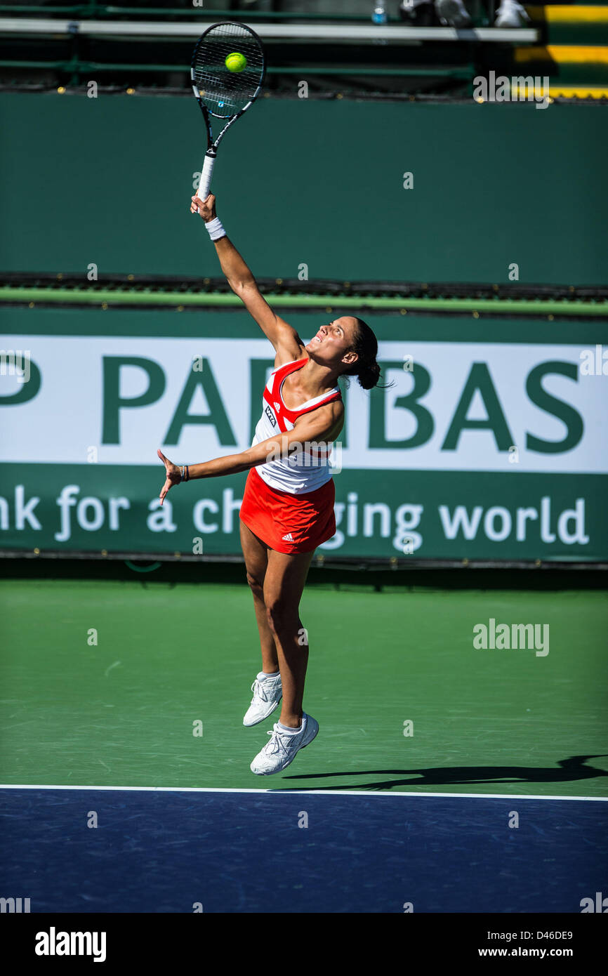04.03.2013. Indian Wells, en Californie, USA. Estrella Cabeza Candela (ESP) servant à Sharon Fichman (CAN) au cours de la féministe des tours de qualification au BNP Paribas Open tenu à l'Indian Wells Tennis Garden à Indian Wells, CA. Banque D'Images