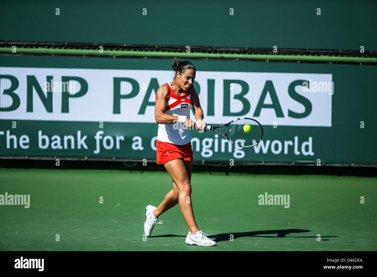 04.03.2013. Indian Wells, en Californie, USA. Estrella Cabeza Candela (ESP) frapper un revers jouant contre Sharon Fichman (CAN) au cours de la féministe des tours de qualification au BNP Paribas Open tenu à l'Indian Wells Tennis Garden à Indian Wells, CA. Banque D'Images