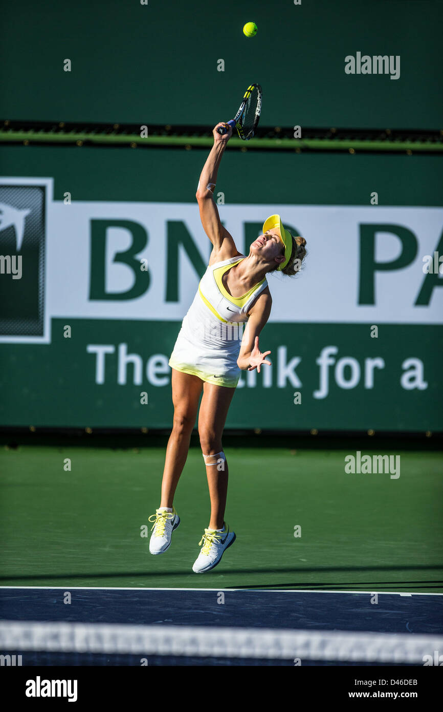 04.03.2013. Indian Wells, en Californie, USA. Eugénie Bouchard (CAN) au service tout en jouant contre Elina Svitolina (UKR) au cours de la féministe des tours de qualification au BNP Paribas Open tenu à l'Indian Wells Tennis Garden à Indian Wells, CA. Banque D'Images