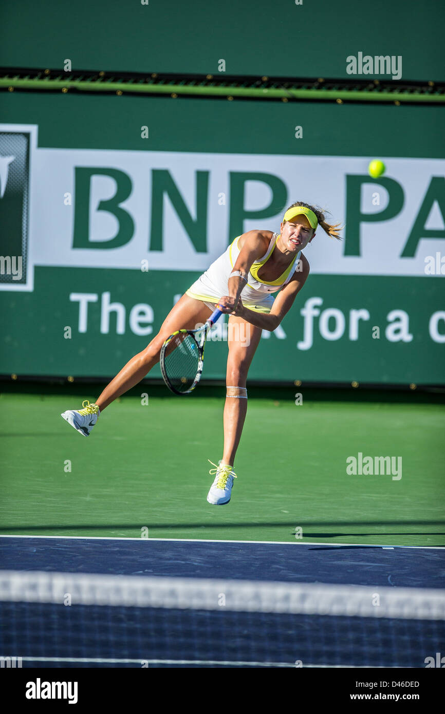 04.03.2013. Indian Wells, en Californie, USA. Eugénie Bouchard (CAN) au service tout en jouant contre Elina Svitolina (UKR) au cours de la féministe des tours de qualification au BNP Paribas Open tenu à l'Indian Wells Tennis Garden à Indian Wells, CA. Banque D'Images
