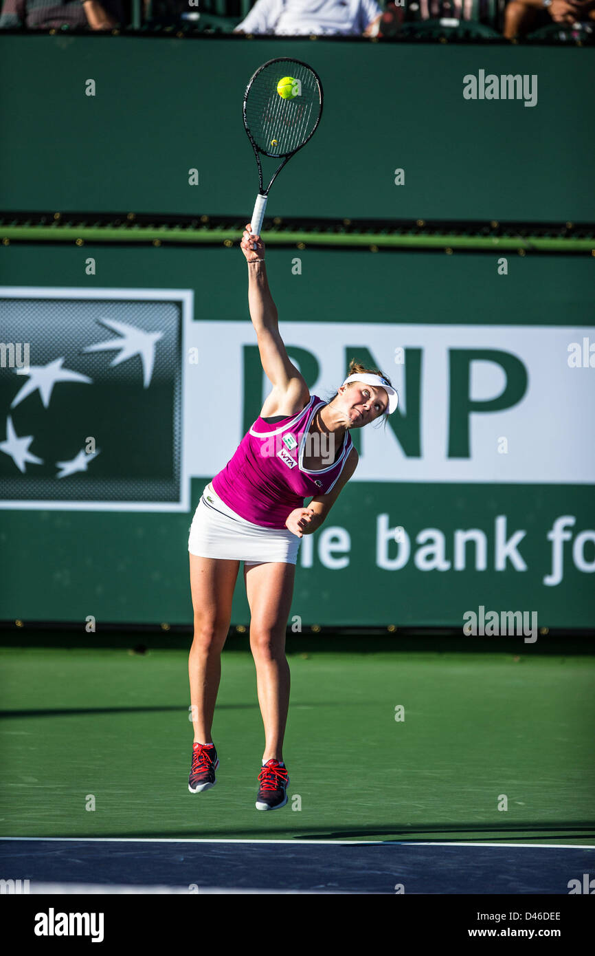 04.03.2013. Indian Wells, en Californie, USA. Elina Svitolina (UKR) desservant tout en jouant contre Eugenie Bouchard Elina Svitolina (CAN) (UKR) au cours de la féministe des tours de qualification au BNP Paribas Open tenu à l'Indian Wells Tennis Garden à Indian Wells, CA. Banque D'Images
