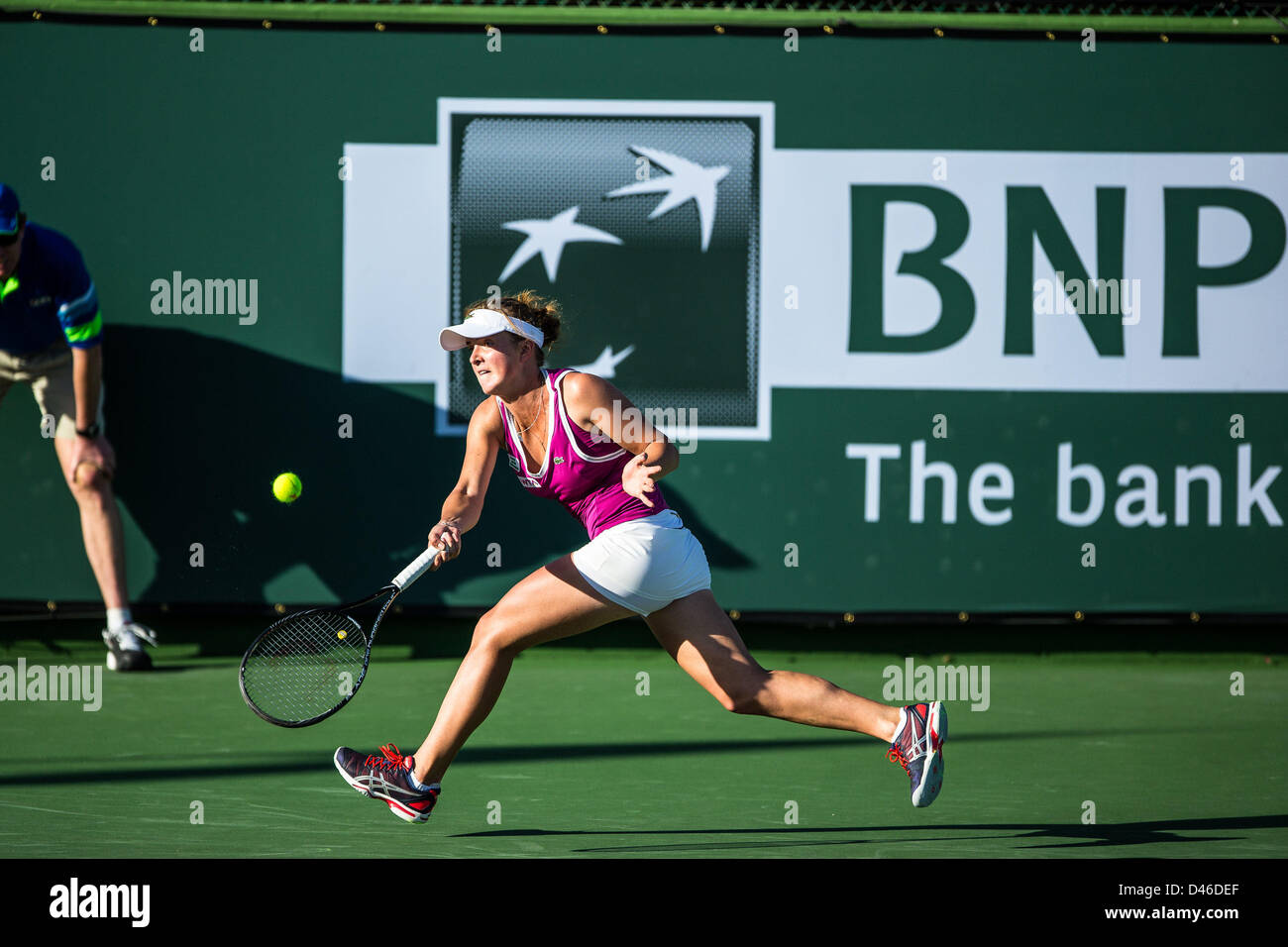 04.03.2013. Indian Wells, en Californie, USA. Elina Svitolina (UKR) talonne un forehand tourné en jouant contre Eugenie Bouchard Elina Svitolina (CAN) (UKR) au cours de la féministe des tours de qualification au BNP Paribas Open tenu à l'Indian Wells Tennis Garden à Indian Wells, CA. Banque D'Images