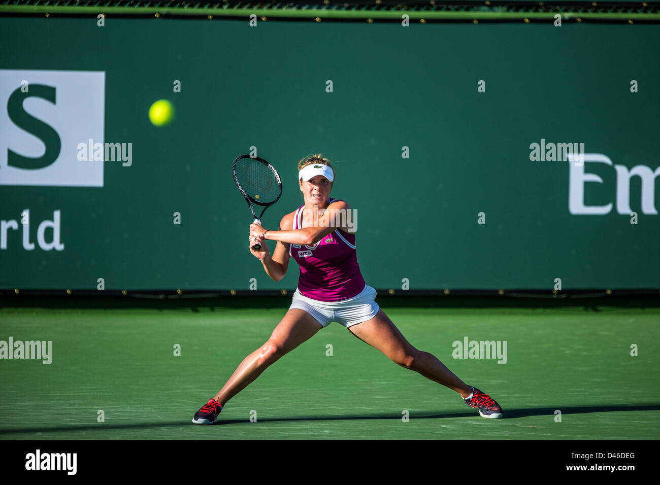 04.03.2013. Indian Wells, en Californie, USA. Elina Svitolina (UKR) glissant sur de l'argile tout en jouant contre Eugenie Bouchard Elina Svitolina (CAN) (UKR) au cours de la féministe des tours de qualification au BNP Paribas Open tenu à l'Indian Wells Tennis Garden à Indian Wells, CA. Banque D'Images