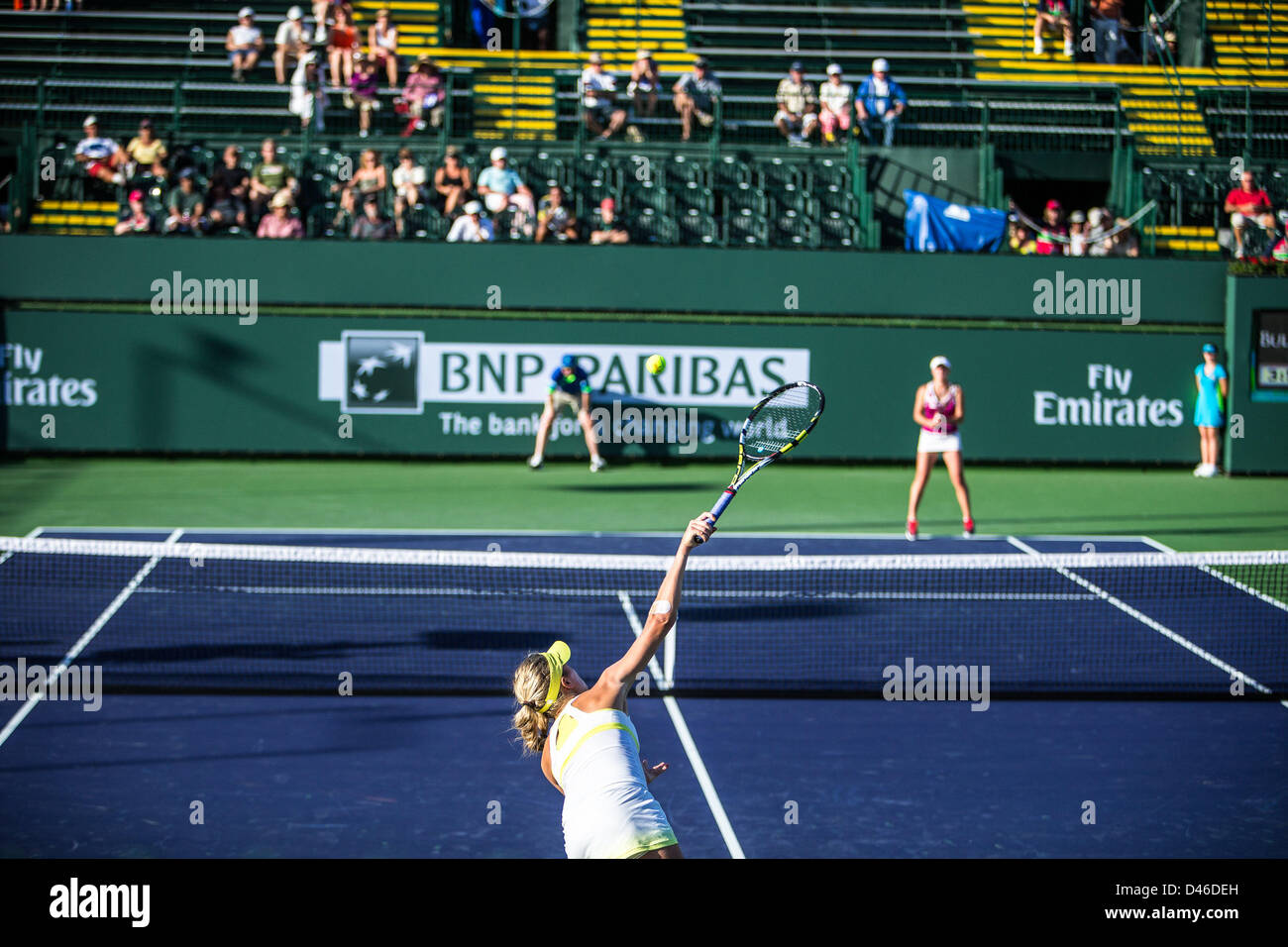 04.03.2013. Indian Wells, en Californie, USA. Eugénie Bouchard (CAN) au service tout en jouant contre Elina Svitolina (UKR) au cours de la féministe des tours de qualification au BNP Paribas Open tenu à l'Indian Wells Tennis Garden à Indian Wells, CA. Banque D'Images