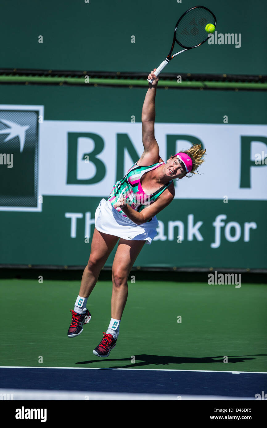 04.03.2013. Indian Wells, en Californie, USA. Coco Vandeweghe (USA) servant contre Nastassja Burnett (ITA) au cours de la 1ère série de tours de qualification au BNP Paribas Open tenu à l'Indian Wells Tennis Garden à Indian Wells, CA. Banque D'Images