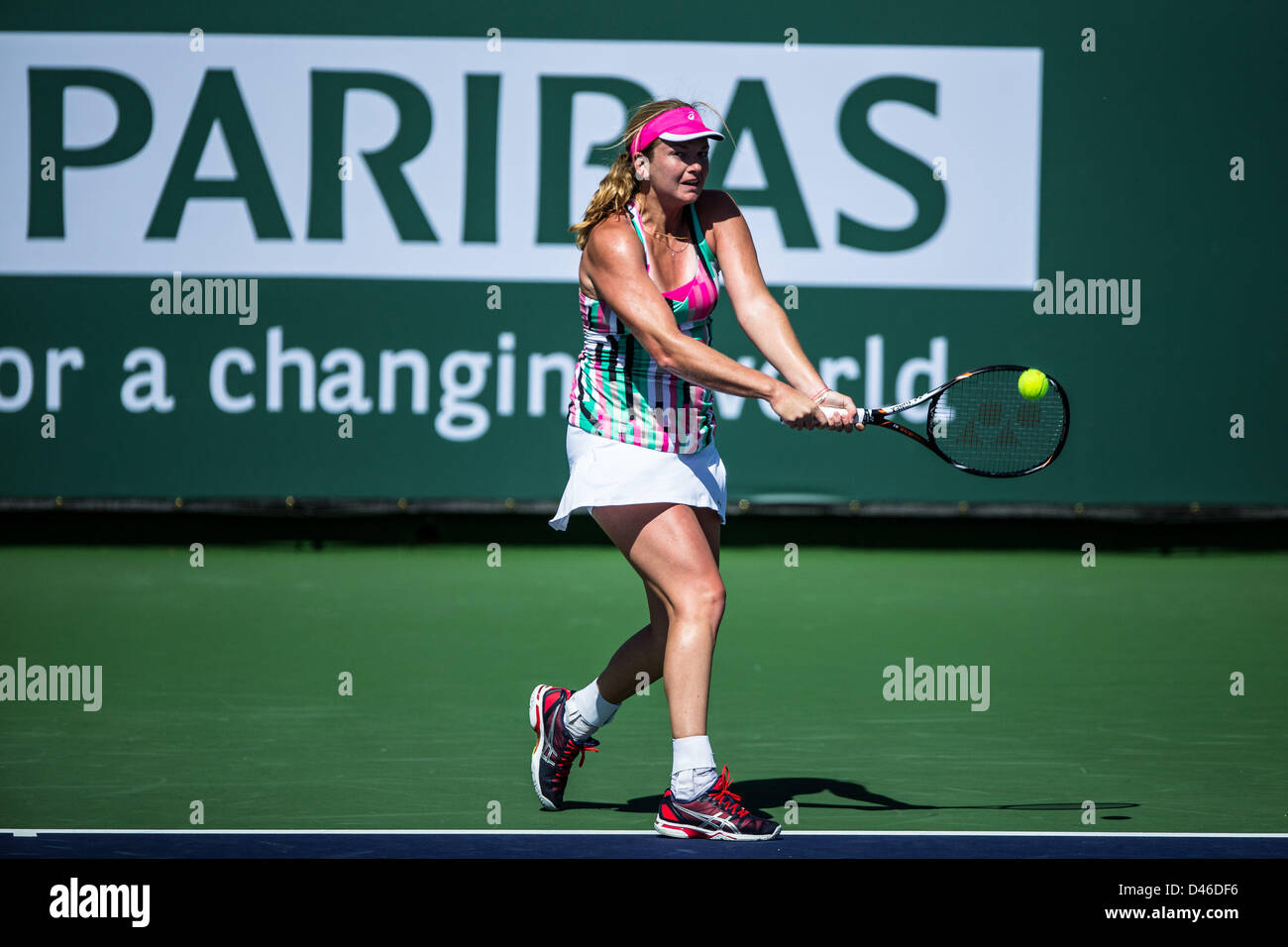 04.03.2013. Indian Wells, en Californie, USA. Coco Vandeweghe (USA) frapper un revers contre Nastassja Burnett (ITA) au cours de la 1ère série de tours de qualification au BNP Paribas Open tenu à l'Indian Wells Tennis Garden à Indian Wells, CA. Banque D'Images