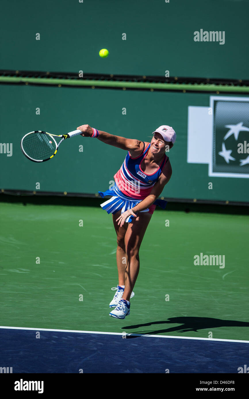 04.03.2013. Indian Wells, en Californie, USA. Vera Dushevina (RUS) servant à Maria Joao Koehler (POR) au cours de la féministe des tours de qualification au BNP Paribas Open tenu à l'Indian Wells Tennis Garden à Indian Wells, CA. Banque D'Images