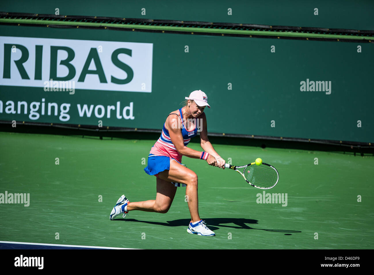 04.03.2013. Indian Wells, en Californie, USA. Vera Dushevina (RUS) frapper un revers tourné pendant la lecture de Maria Joao Koehler (POR) au cours de la féministe des tours de qualification au BNP Paribas Open tenu à l'Indian Wells Tennis Garden à Indian Wells, CA. Banque D'Images