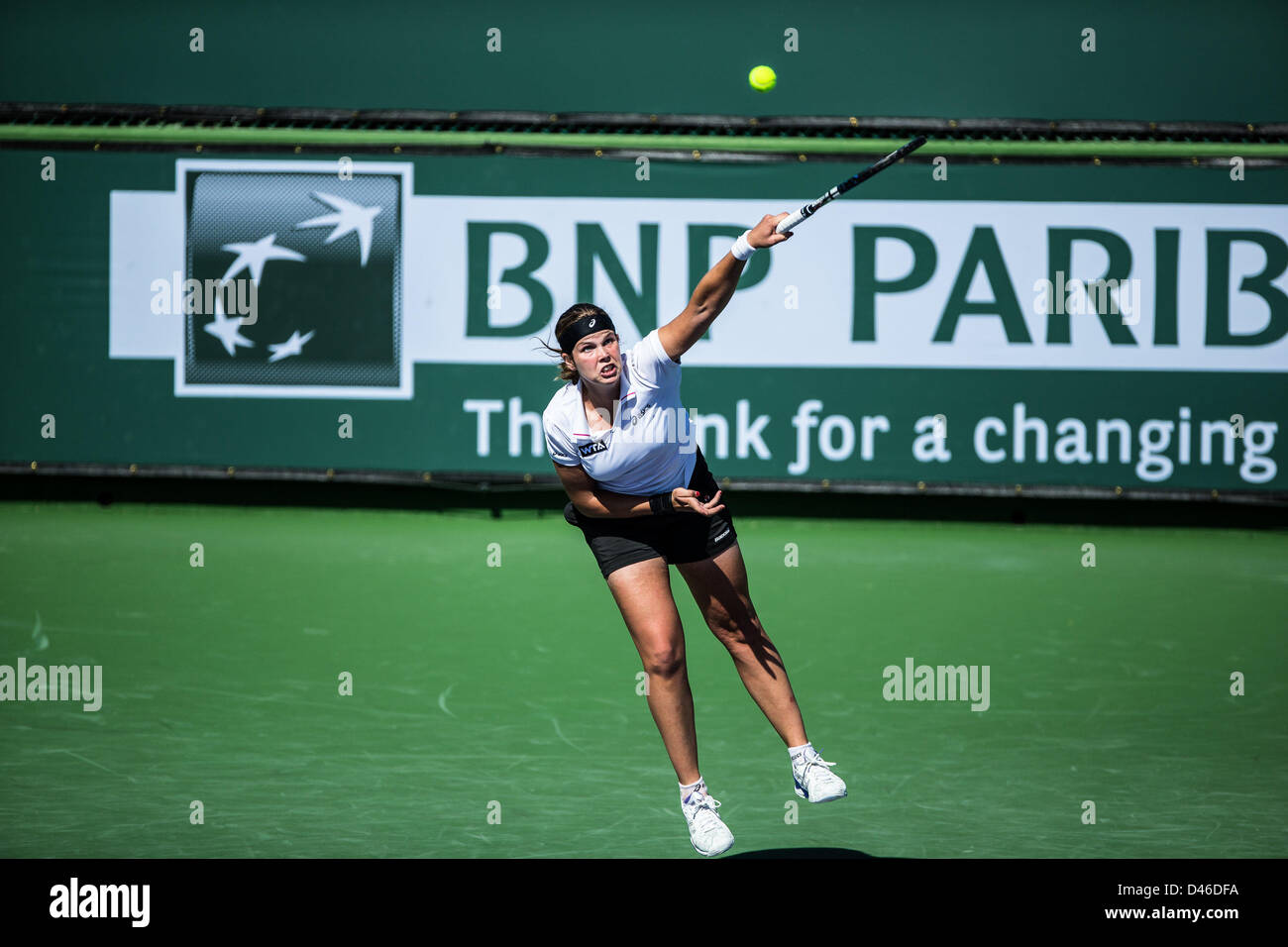 04.03.2013. Indian Wells, en Californie, USA. Maria Joao Koehler (POR) servant à Vera Dushevina (RUS) au cours de la féministe des tours de qualification au BNP Paribas Open tenu à l'Indian Wells Tennis Garden à Indian Wells, CA. Banque D'Images