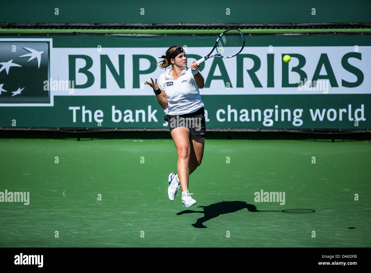 04.03.2013. Indian Wells, en Californie, USA. Maria Joao Koehler (POR) forehand tourné contre Vera Dushevina (RUS) au cours de la féministe des tours de qualification au BNP Paribas Open tenu à l'Indian Wells Tennis Garden à Indian Wells, CA. Banque D'Images