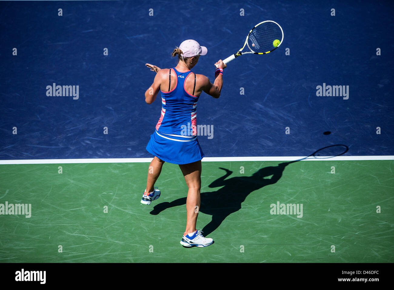 04.03.2013. Indian Wells, en Californie, USA. Vera Dushevina (RUS) frapper un coup droit tout en jouant Maria Joao Koehler (POR) au cours de la féministe des tours de qualification au BNP Paribas Open tenu à l'Indian Wells Tennis Garden à Indian Wells, CA. Banque D'Images