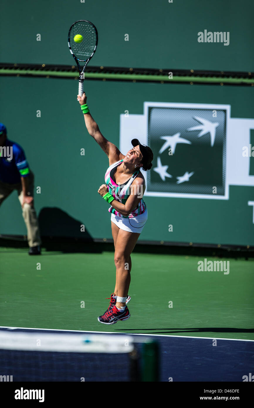 04.03.2013. Indian Wells, en Californie, USA. Irina Falconi (USA) servant contre Nina Bratchikova (RUS) au cours de la féministe des tours de qualification au BNP Paribas Open tenu à l'Indian Wells Tennis Garden à Indian Wells, CA. Banque D'Images