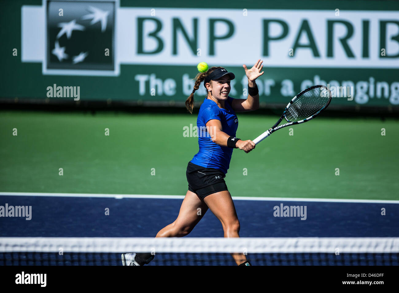 04.03.2013. Indian Wells, en Californie, USA. Sharon Fichman (CAN) coms jusqu'à le net tout en jouant contre l'Estrella Cabeza Candela (ESP) au cours de la féministe des tours de qualification au BNP Paribas Open tenu à l'Indian Wells Tennis Garden à Indian Wells, CA. Banque D'Images