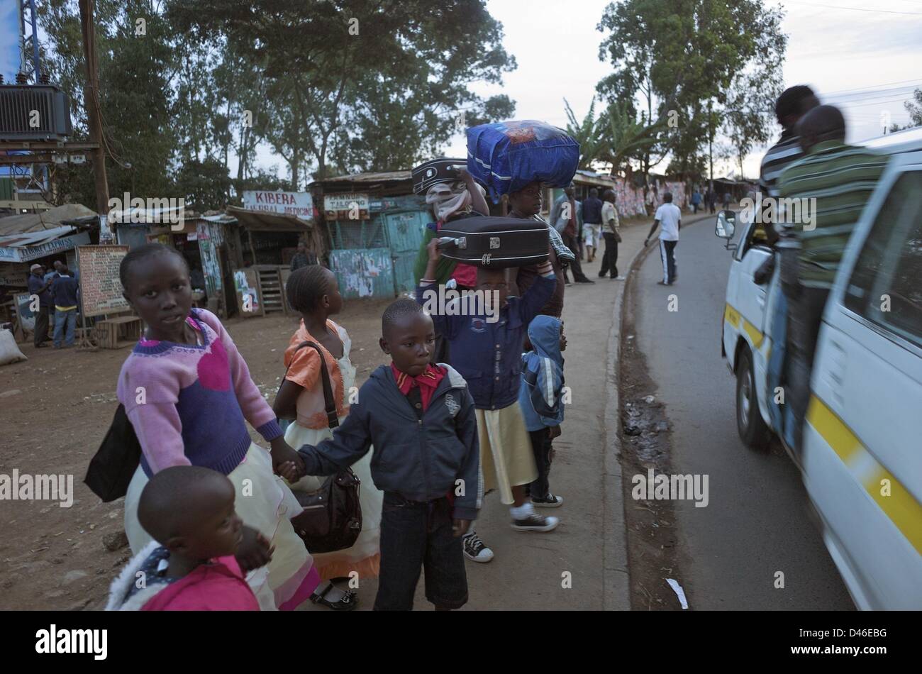 Nairobi, Kenya. 6 mars 2013. Une famille quitte l'assurance remorquage de Kibera pour un voyage ''up country'' (une référence à leur patrie ancestrale) ; certains ont quitté la région en prévision de la violence liée à l'élection présidentielle en attendant les résultats. Il y a eu de graves retards dans le dépouillement, le système de vote électronique est bloqué. La Commission électorale indépendante et les limites (IND) a dit que l'élection présidentielle résultat serait annoncé d'ici vendredi. (Crédit Image : © Francis/ZUMAPRESS.com) Ric Banque D'Images