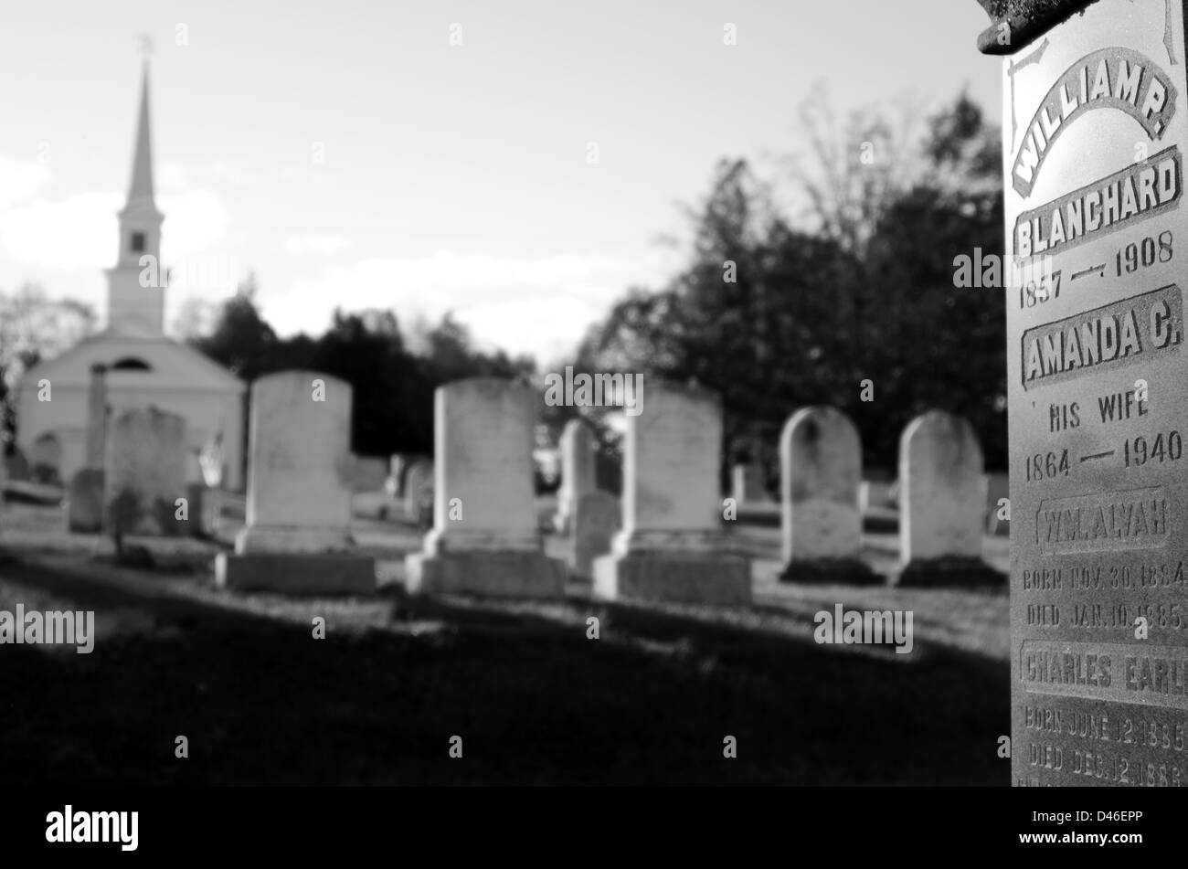 Pierres tombales projettent de grandes ombres dans l'ancien cimetière près de Bar Harbor, Maine Banque D'Images