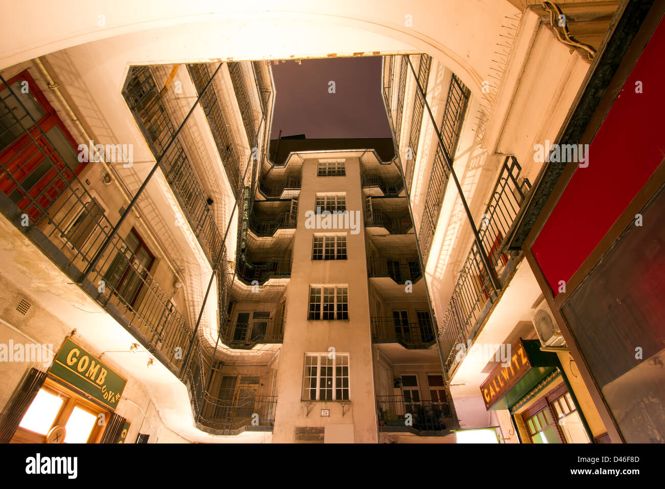 Les bâtiments du centre-ville de Budapest en Hongrie le soir Banque D'Images