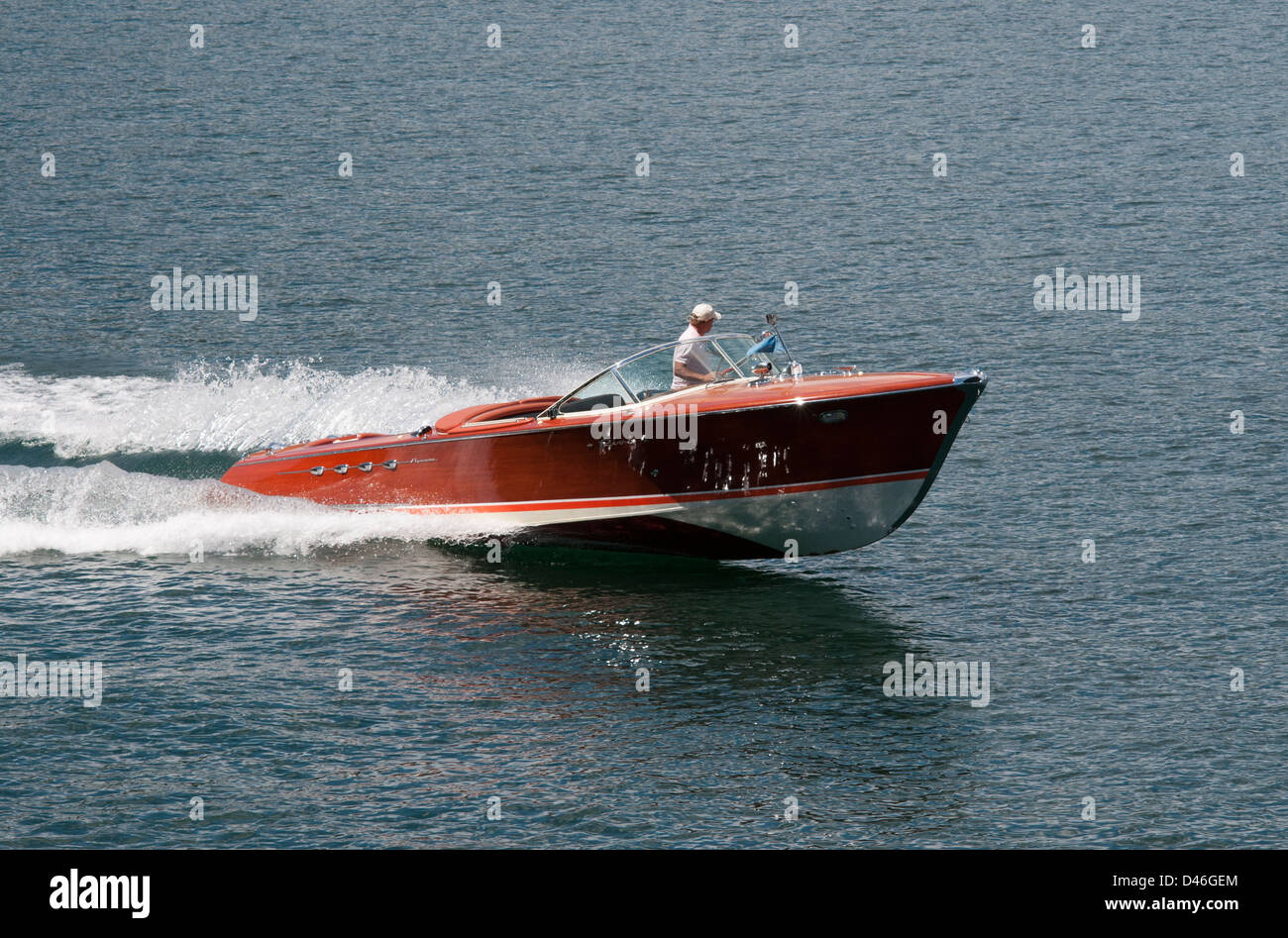 Riva Aquarama,Lac de Côme, Italie, juillet 2010. Vintage Classic Riva Aquarama traversant le lac de Côme en Italie du Nord. Banque D'Images