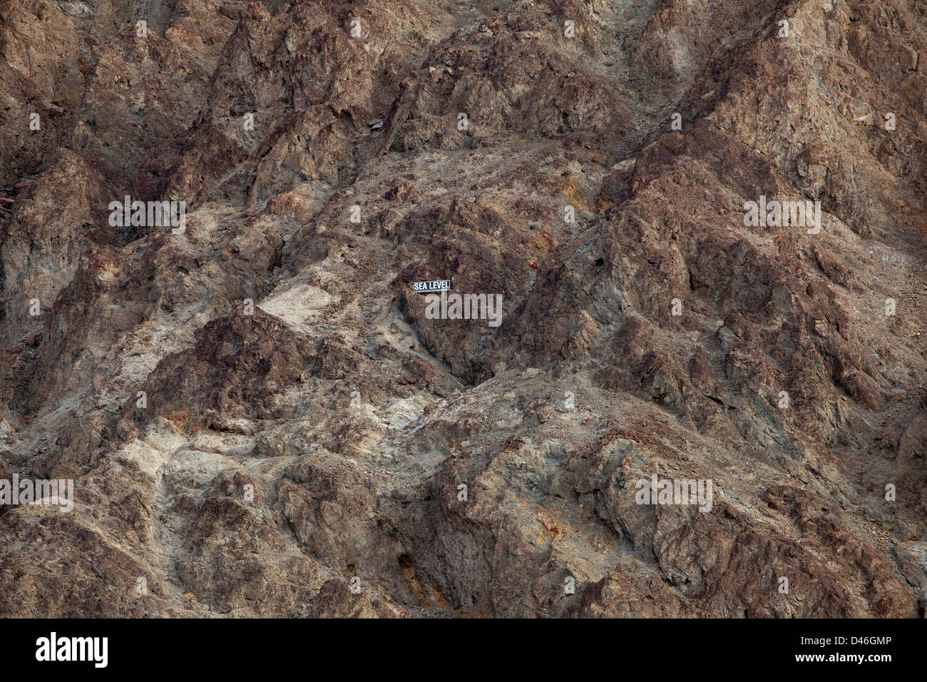 Un signe du niveau de la mer dans les hauteurs de la montagne à Badwater Basin, l'endroit le plus bas en France et le meilleur endroit sur Terre. Banque D'Images