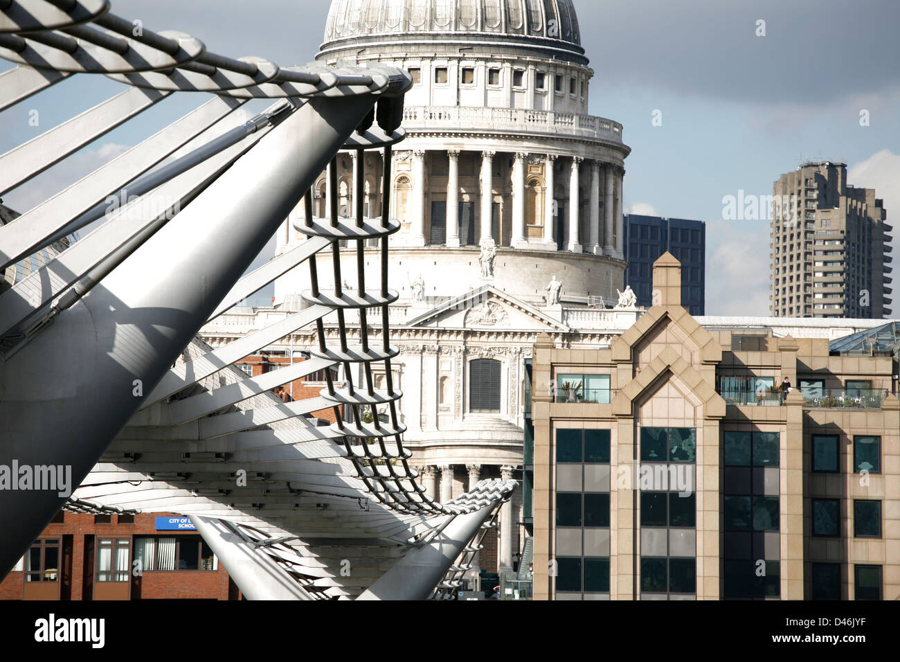 Millennium Bridge London St Paul's en arrière-plan Londres Banque D'Images