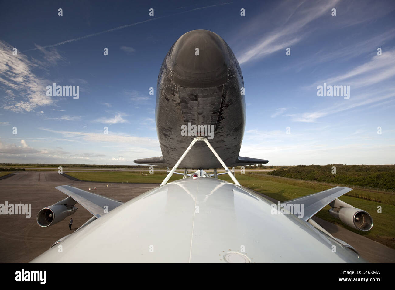 La navette spatiale Endeavour est sécurisée au sommet du Shuttle Carrier Aircraft à Cape Canaveral avant son dernier voyage vers le California Science Center. Banque D'Images
