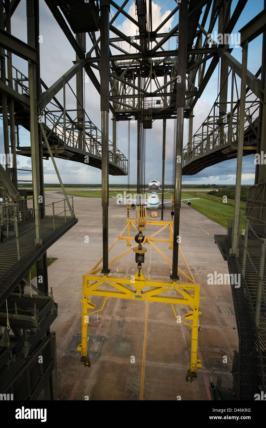La navette spatiale Endeavour vole au sommet d'un 747 Shuttle Carrier jusqu'à sa destination finale, atterrissant au Kennedy Space Center pour y être exposée. Banque D'Images