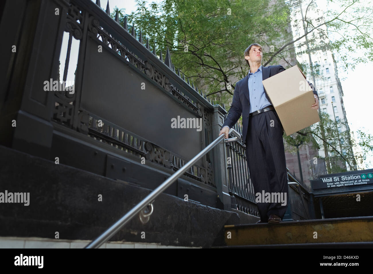 Un commerçant d'avoir un dernier regard sur Wall Street avant de partir à la suite de l'effondrement du marché. Banque D'Images