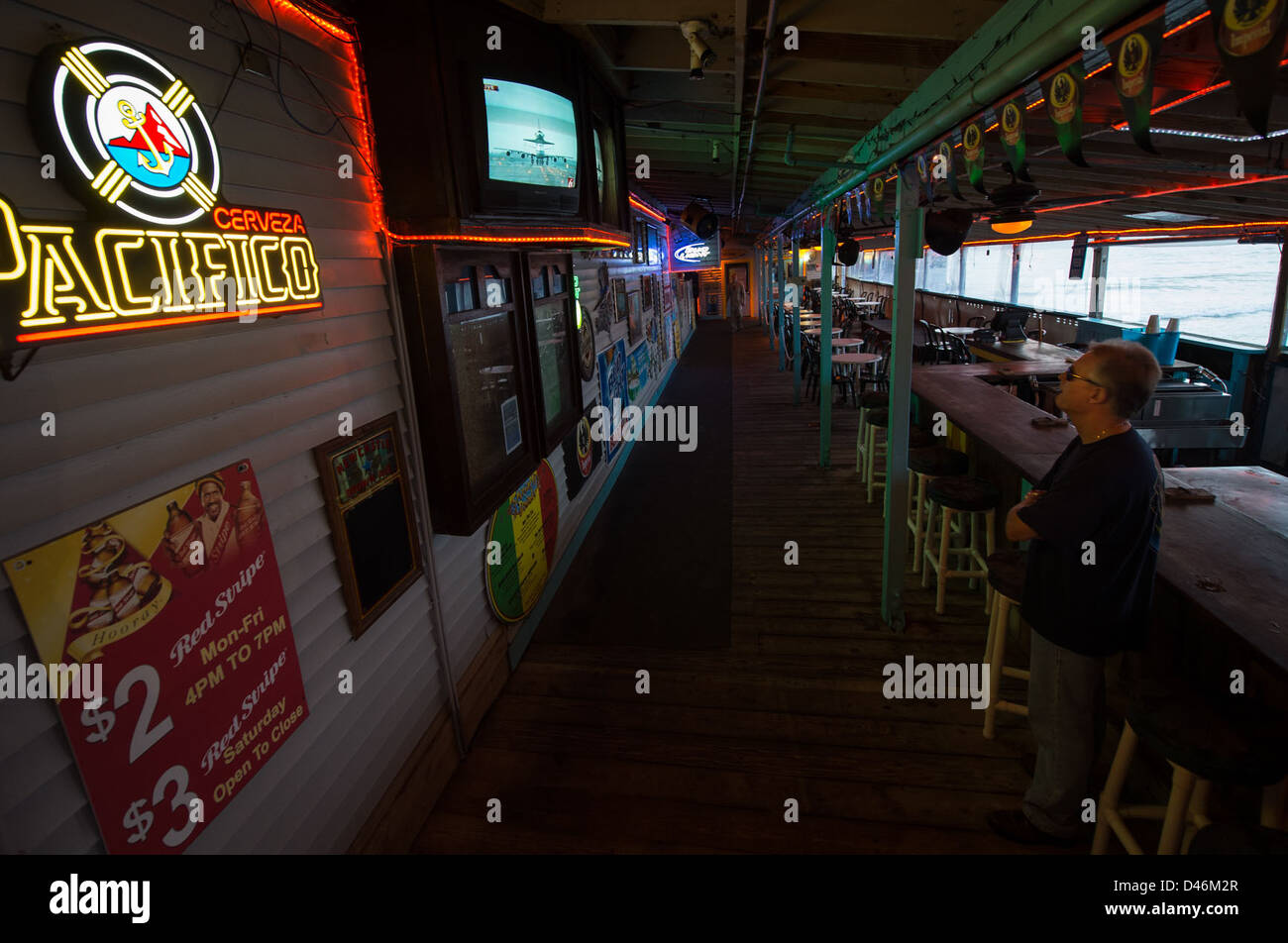 La navette spatiale Endeavour de la NASA est transportée vers sa destination finale à travers la Floride, avec la navette passant devant Cocoa Beach et son embarcadère. Le vol de ferry capturé par Bill Ingalls et Gary Spencer marque le voyage de la navette après la retraite. Banque D'Images