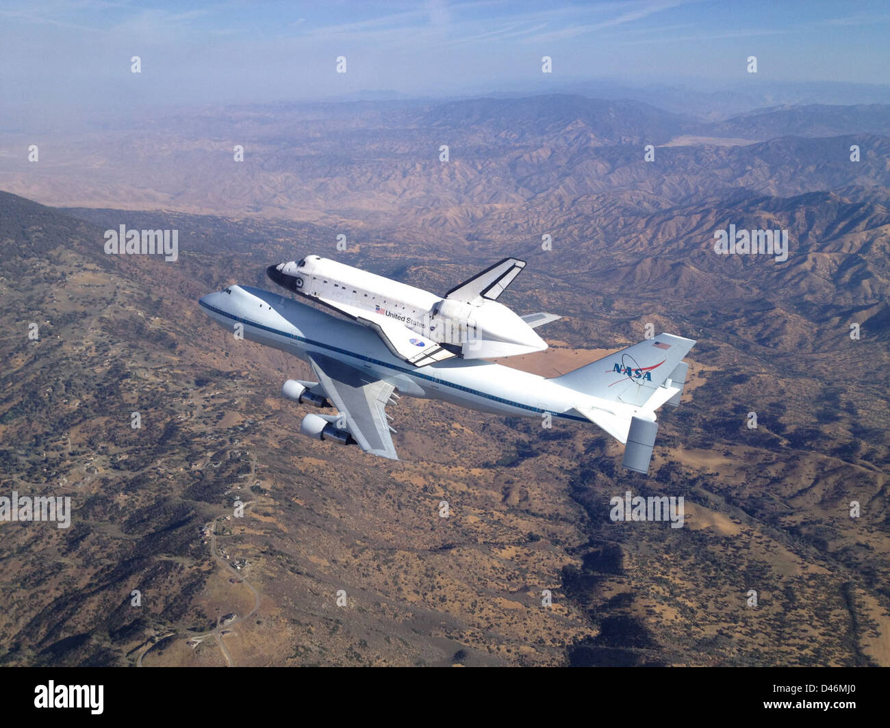 Space Shuttle Endeavour en est à sa dernière tournée en Californie à bord du 747 Shuttle Carrier Aircraft. Le vol passe au-dessus de monuments importants, offrant une vue publique et marquant la retraite de la navette tout en célébrant son héritage historique et technologique. Banque D'Images