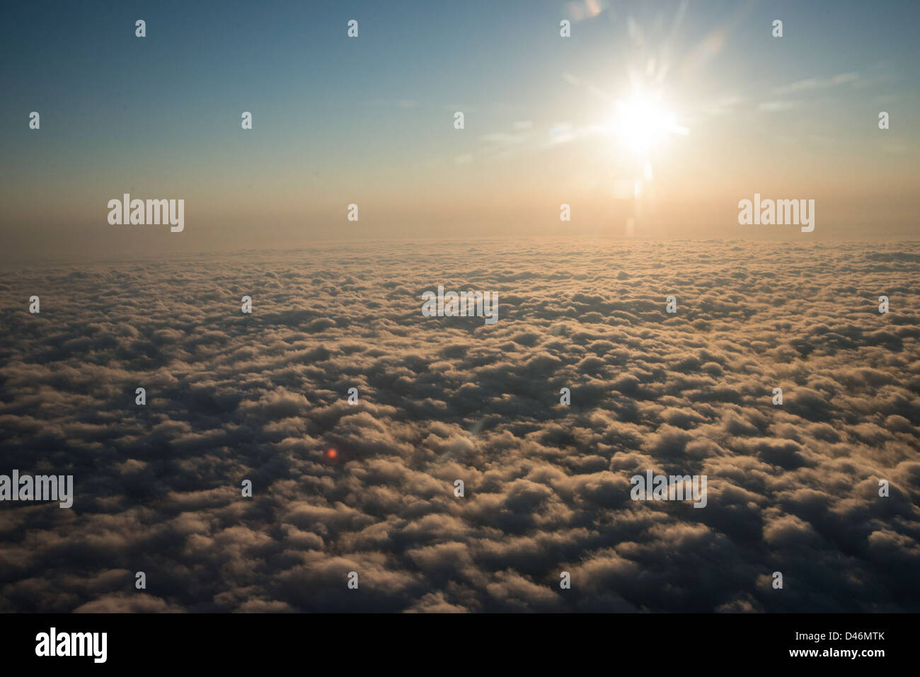 La navette spatiale Endeavour a été transportée par le Shuttle Carrier Aircraft (SCA) avec des nuages visibles en arrière-plan pendant son vol au-dessus de Houston, au Texas. Banque D'Images