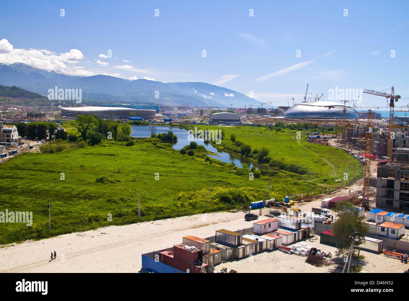 L'avis du Parc olympique, le 28 mai 2012 - Aperçu des Jeux Olympiques : (L-R) l'Adler Arena Skating Center, le patinage de vitesse, au centre de curling Ice Cube, le site de curling et le dôme de glace de Bolshoy, le lieu pour le hockey sur glace aux Jeux Olympiques d'hiver de Sotchi en 2014, est considéré à l'Olympic Park en Russie. (Photo de Olympstroy via AFLO) Banque D'Images