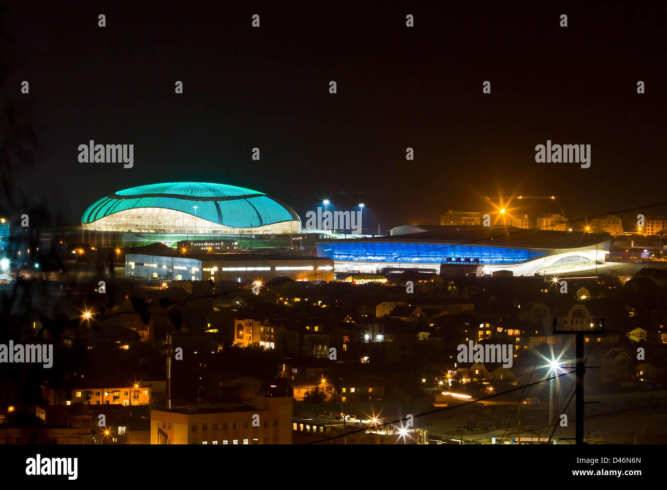 L'avis du Parc olympique, le 3 décembre 2012 - Aperçu Olympique : (L-R) Le dôme de glace de Bolshoy, le lieu et le hockey sur glace Adler Arena Skating Center, le patinage de vitesse pour les Jeux Olympiques d'hiver de Sotchi en 2014, est considéré à l'Olympic Park en Russie. (Photo de Olympstroy via AFLO) Banque D'Images