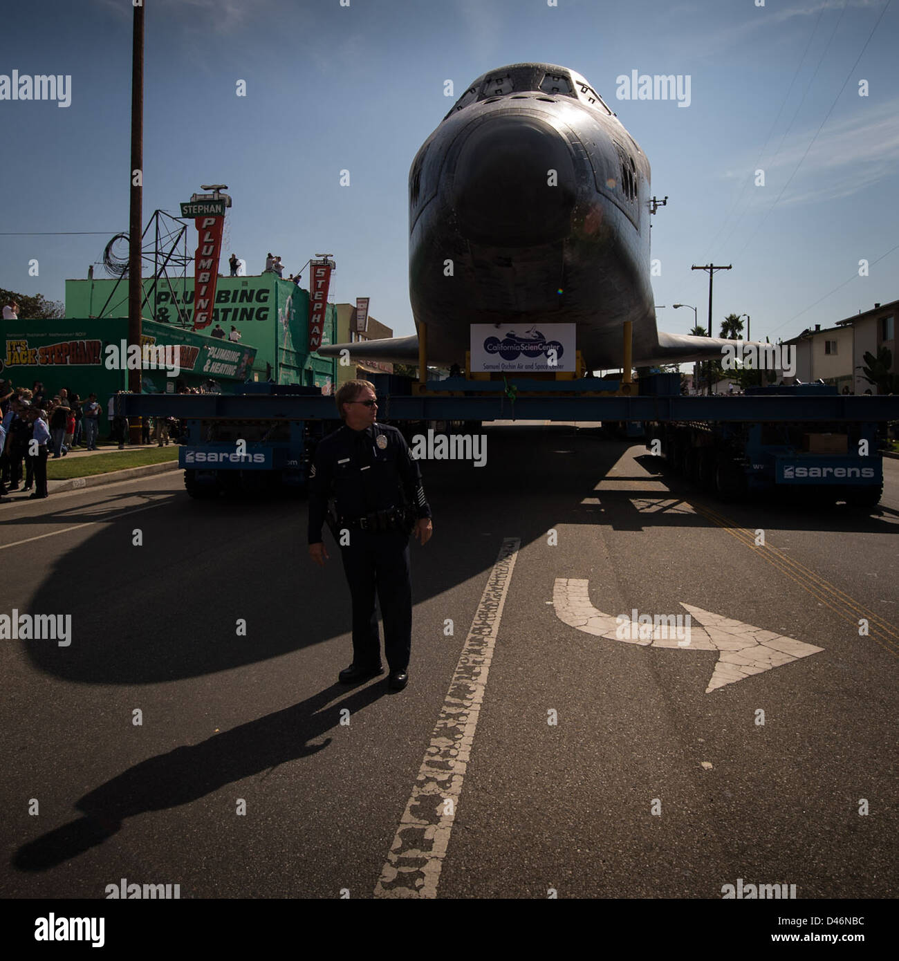 La navette spatiale Endeavour traverse Los Angeles Streets jusqu'à son dernier lieu de repos au California Science Center. La navette, OV-105, est transportée par Over Land transporter (OLT), accompagnée de la sécurité du LAPD et observée par les spectateurs. Ce déménagement historique marque la transition de la navette des missions spatiales actives à son nouveau rôle d'exposition muséale. Banque D'Images