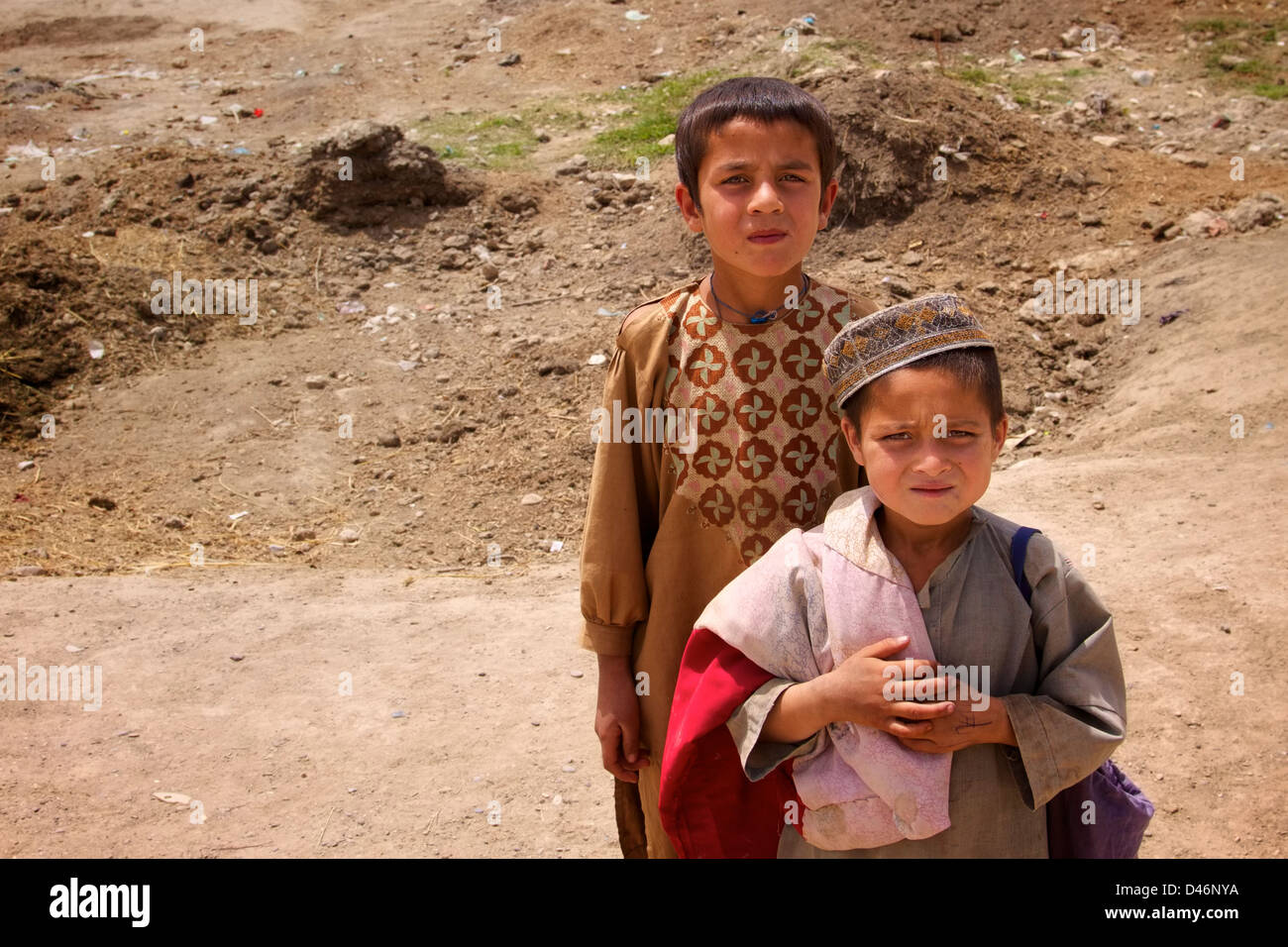 Kandahar, Afghanistan - le 22 mai 2010 : Deux enfants afghans de pause et montrer leurs visages à la plupart des adultes pour une photo. Banque D'Images