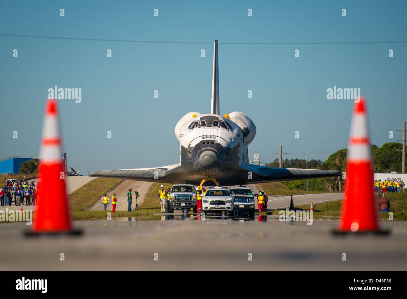 La navette spatiale Atlantis est vue être déplacée à Cape Canaveral, en Floride, en préparation de sa mission finale. La navette est transférée au Kennedy Space Center dans le cadre du processus menant à sa retraite. Banque D'Images