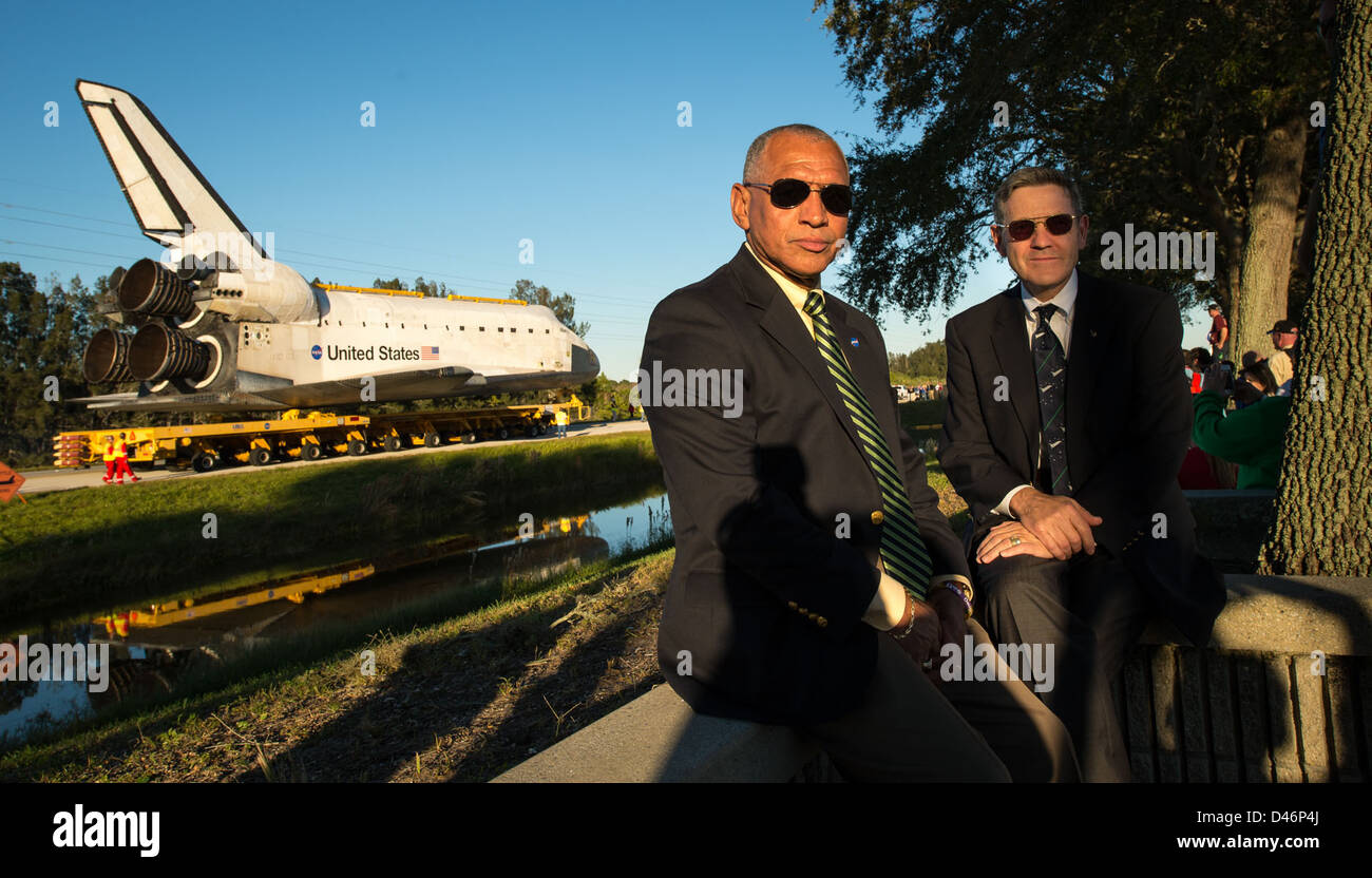 La navette spatiale Atlantis est déplacée dans sa nouvelle maison au Kennedy Space Center en Floride. La navette historique sera exposée dans le cadre de la collection d’artefacts d’exploration spatiale du centre spatial. Banque D'Images