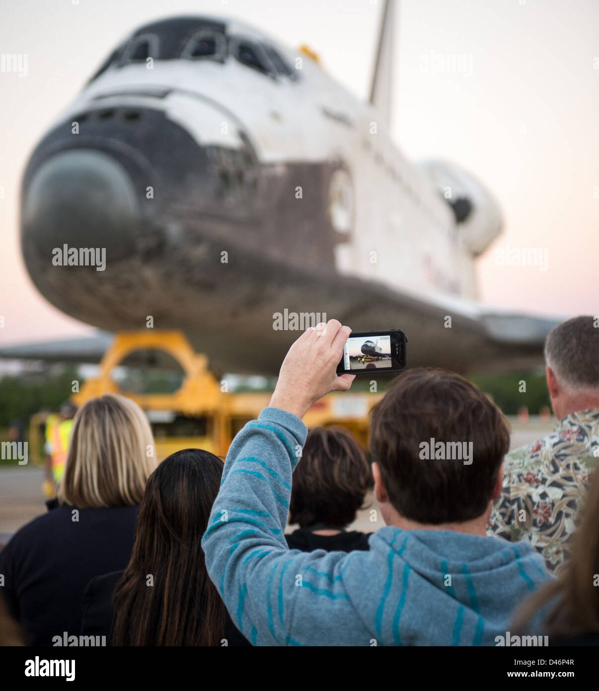 La navette spatiale Atlantis est transférée au Kennedy Space Center Visitor Complex en Floride. La navette OV-104 fait maintenant partie de la collection du musée, préservant son héritage dans l’exploration spatiale. Banque D'Images