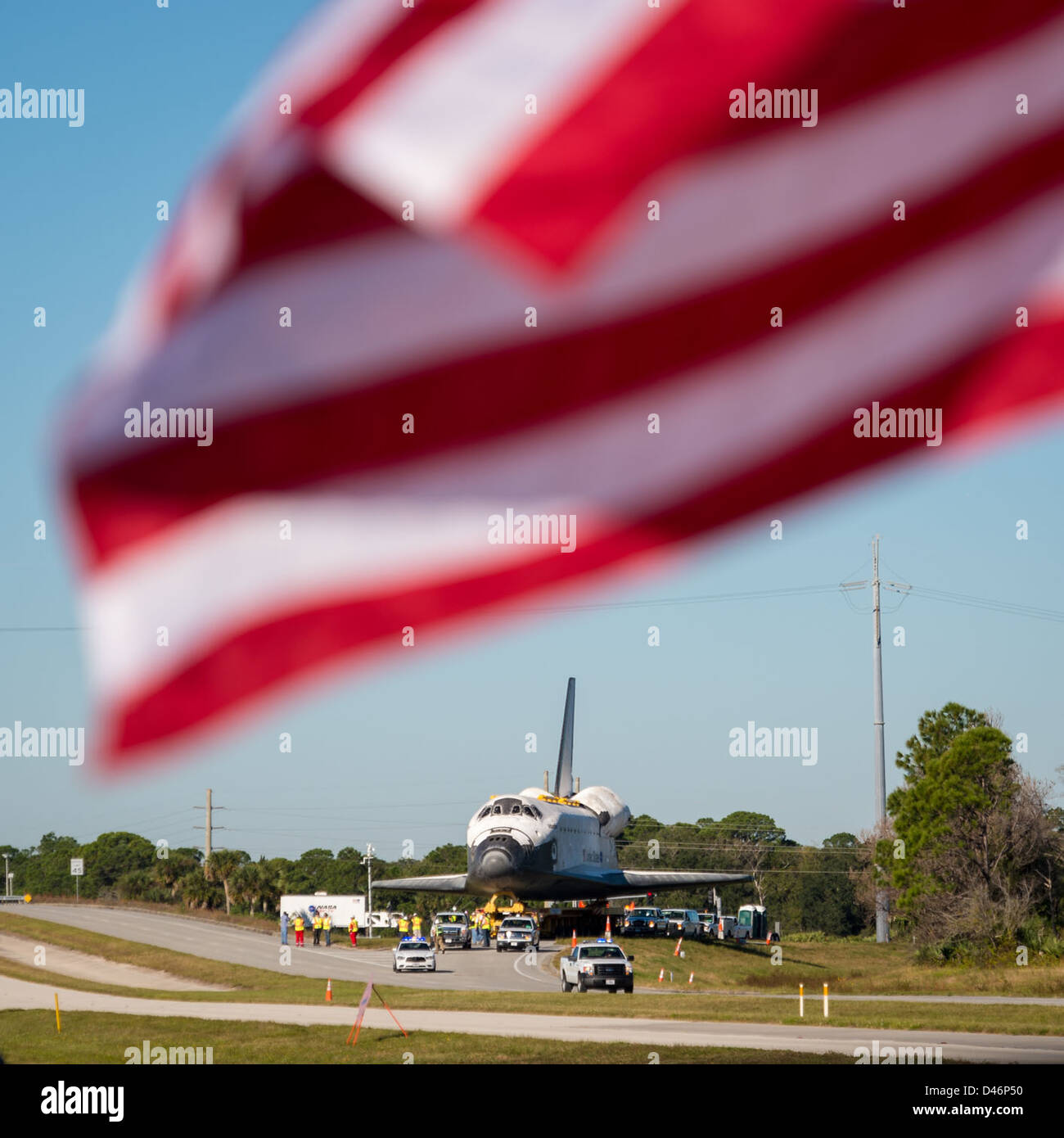 La navette spatiale Atlantis est déplacée à son exposition finale au Kennedy Space Center, marquant la fin de son service historique dans le programme de la navette spatiale de la NASA. Cet événement honore ses contributions à l'exploration spatiale et l'héritage des vols spatiaux humains. Banque D'Images