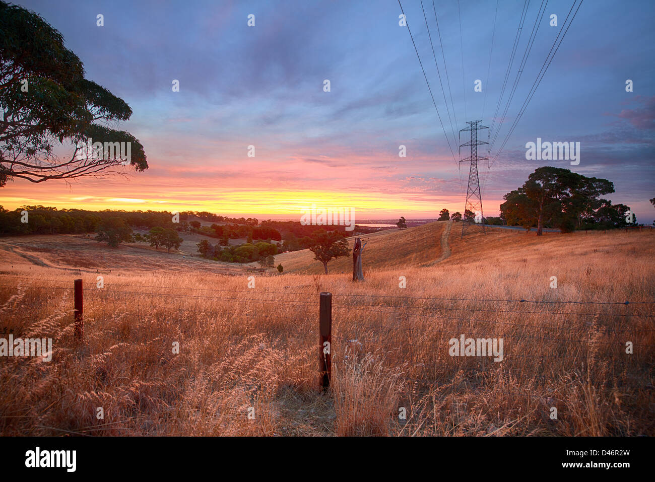 Une cour de ferme à sec au coucher du soleil près d'Adélaïde, la capitale de l'Australie du Sud touchés par la sécheresse Banque D'Images