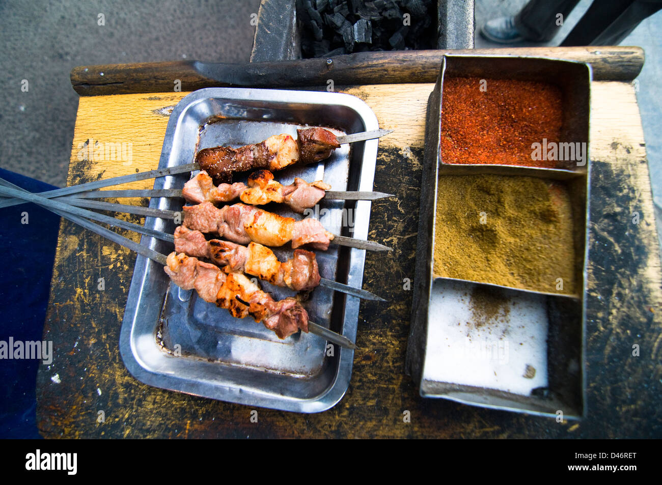 Brochettes d'agneau et les épices. Banque D'Images
