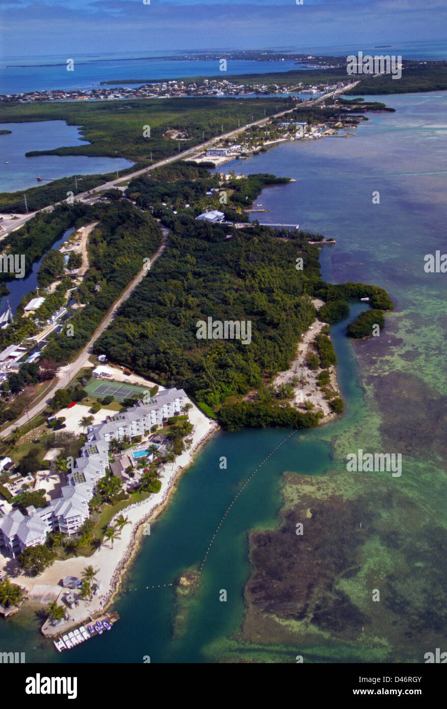 Une vue aérienne de Islamorada, Florida, USA, à mi-chemin dans les Florida Keys le long de la route à l'étranger, montre la baie de Floride (r.) et l'Océan Atlantique (l.). Banque D'Images