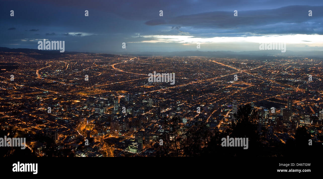 Le soleil se couche au dessus de Bogota, la capitale, et la plus grande ville de Colombie. Vue panoramique à partir de Cerro Montserrate. Banque D'Images