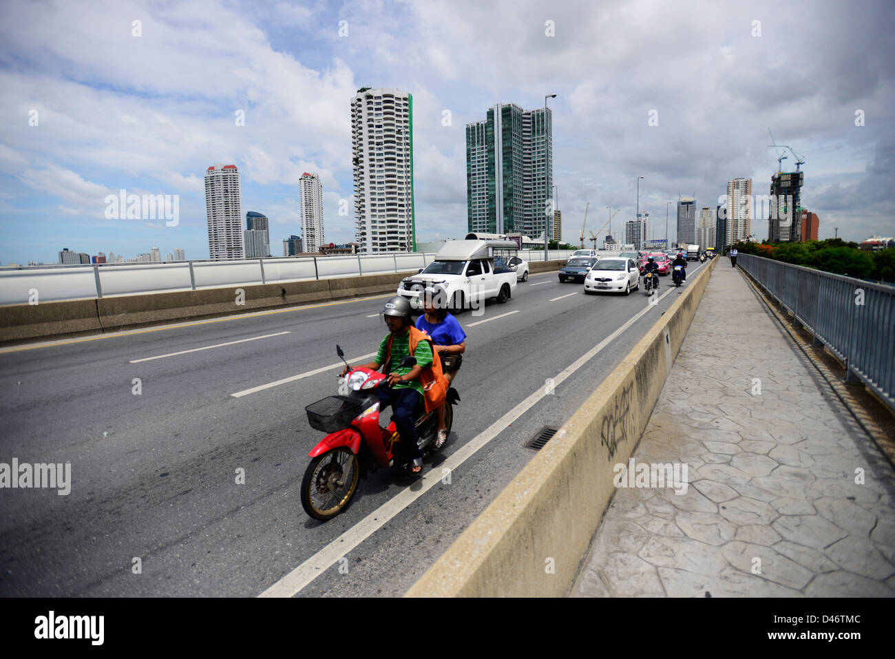 Le trafic traversant le pont Taksin sur la rivière Chao Phraya à Bangkok. Banque D'Images