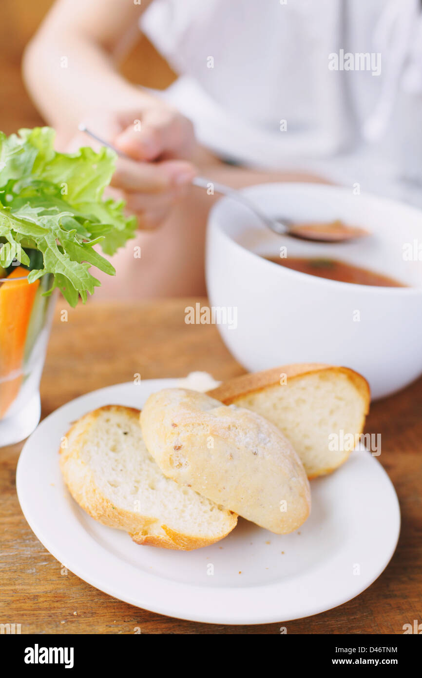 Femme ayant un repas dans un café Banque D'Images
