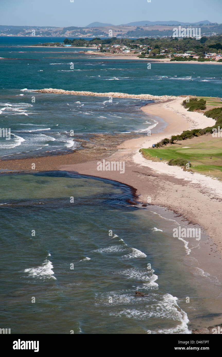 Vue vers l'est le long de la côte du Nord-Ouest de la Tasmanie à partir de combustibles Bluff, Wynyard. Ces plages font face à Détroit de Bass. Banque D'Images