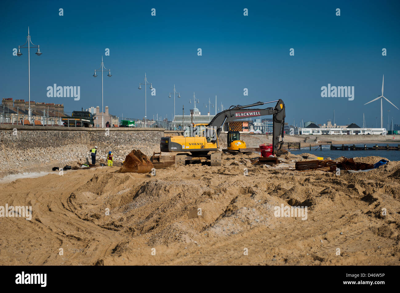 Les travaux de réparation effectués sur la digue à Lowestoft's South Beach. Gulliver de l'arrière-plan. Banque D'Images