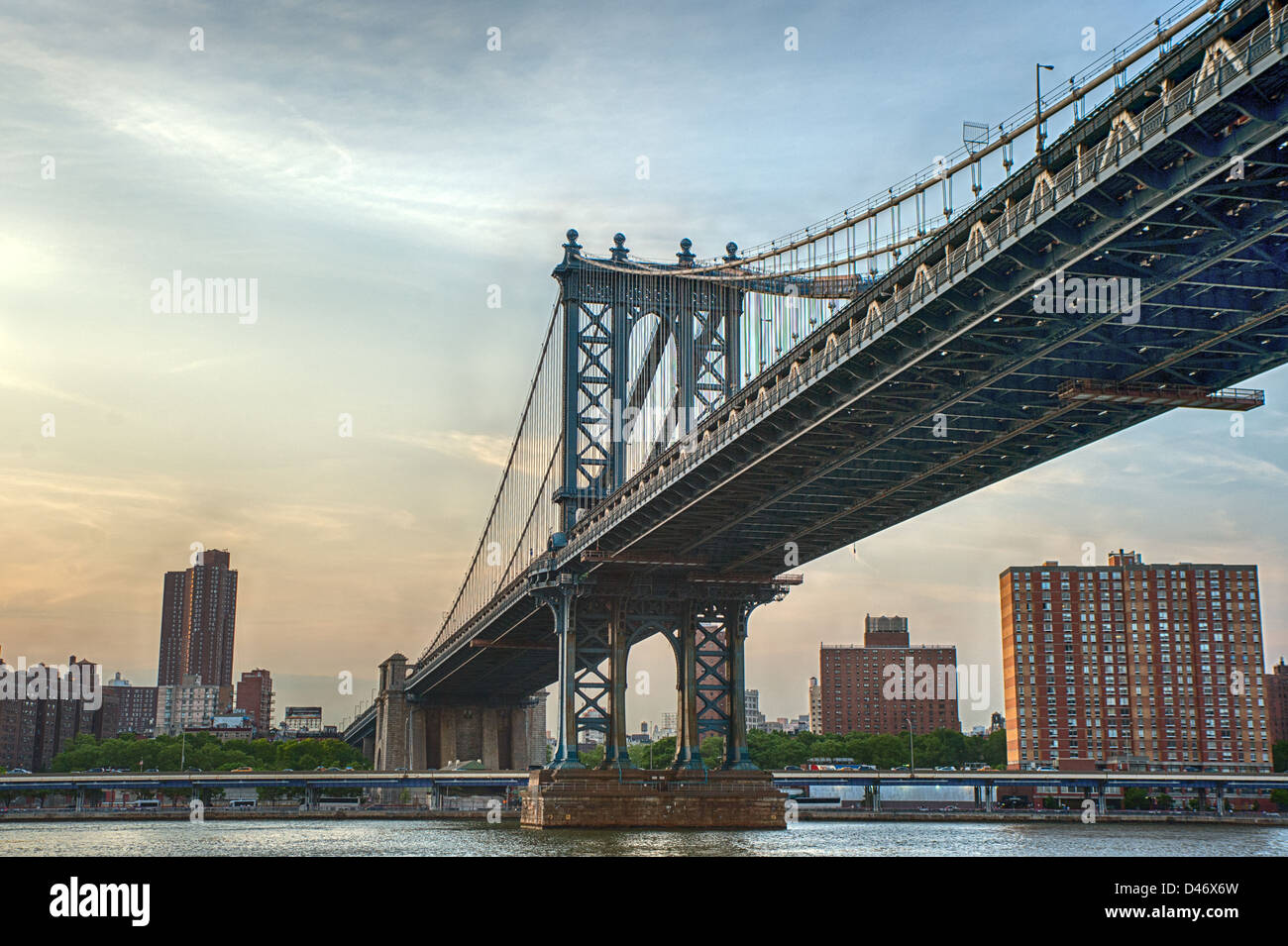 Pont sur la rivière de l'Est de Manhattan skyline avec après le coucher du soleil. Banque D'Images